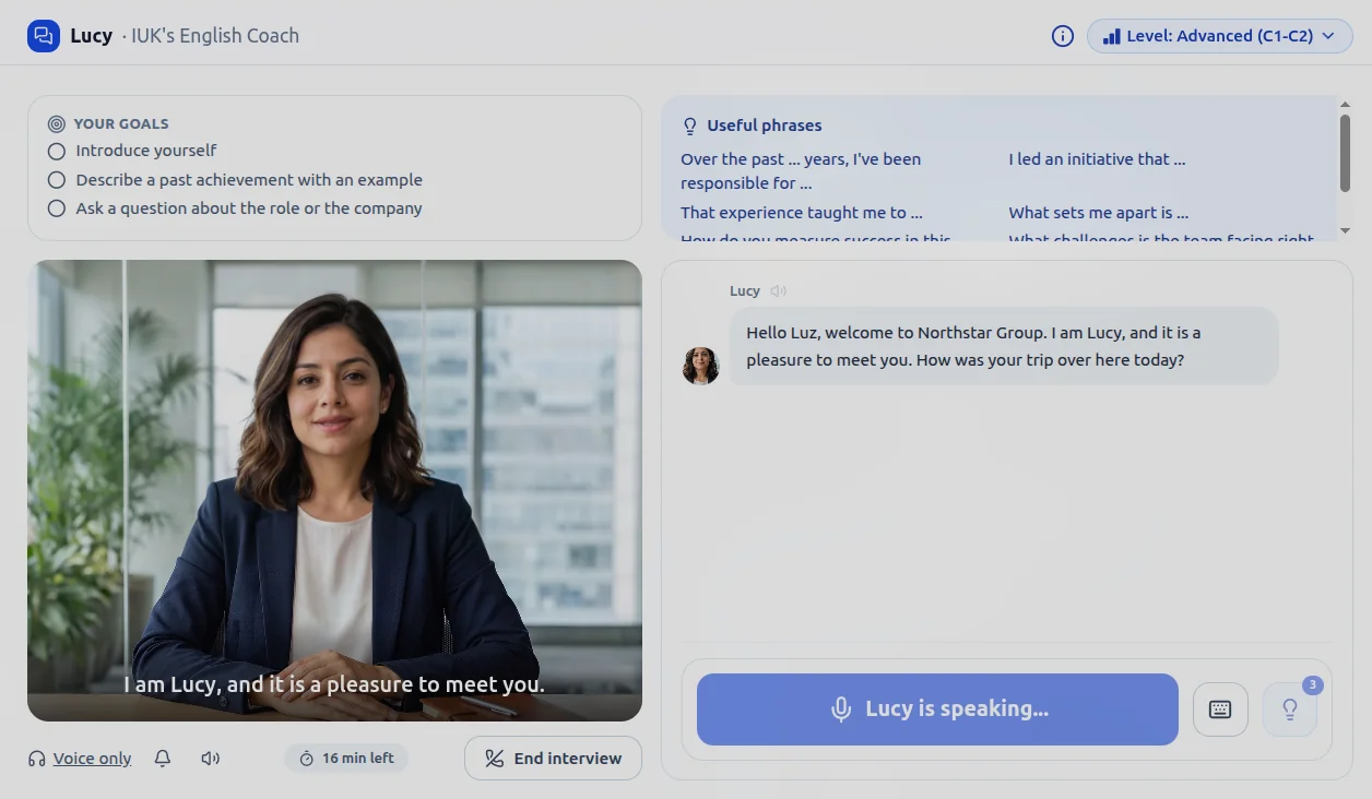 Simulación de entrevista de trabajo en inglés con Lucy: una entrevistadora virtual en video saluda a la alumna con subtítulos, junto a los objetivos de la sesión, frases útiles, la conversación transcrita y el nivel avanzado C1-C2.